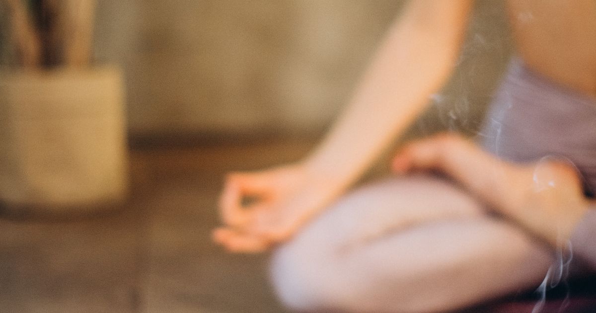 Meditációs központ Magyarországon: csoportos ülőmeditáció meditációs párnákon