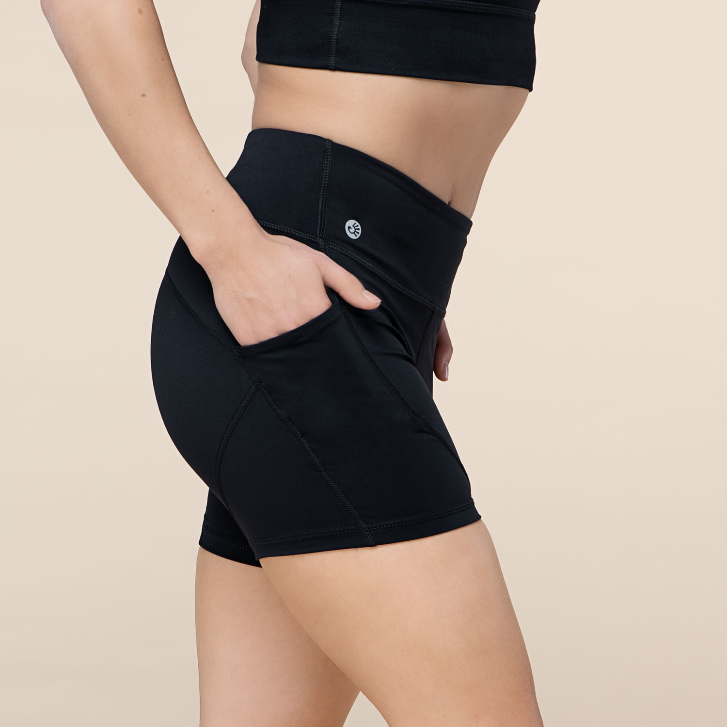Bodhi Niyama Essentials Női Biker Shortie Leggings rövid biker nadrág jógához és fitneszhez fekete Méret: XS