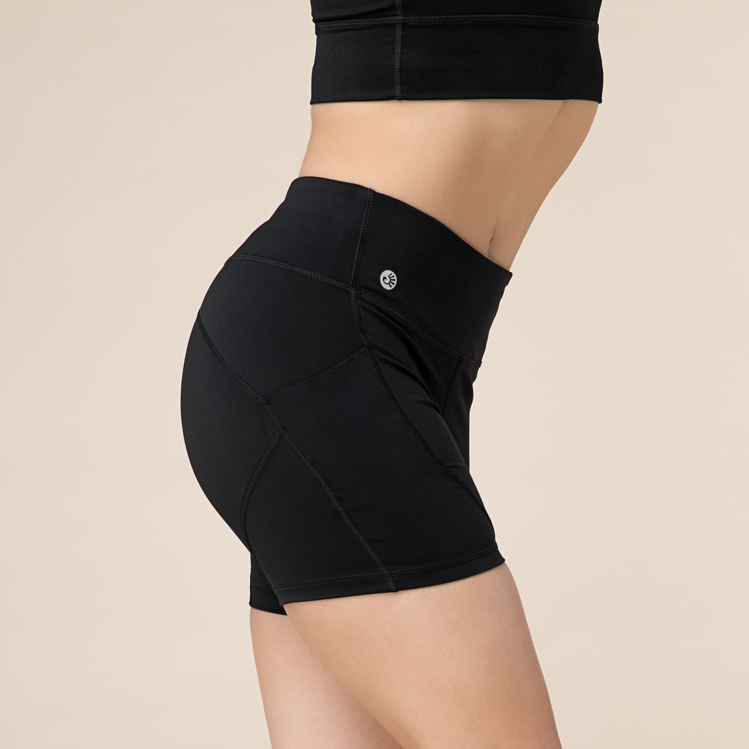 Bodhi Niyama Essentials Női Biker Shortie Leggings rövid biker nadrág jógához és fitneszhez fekete Méret: XS