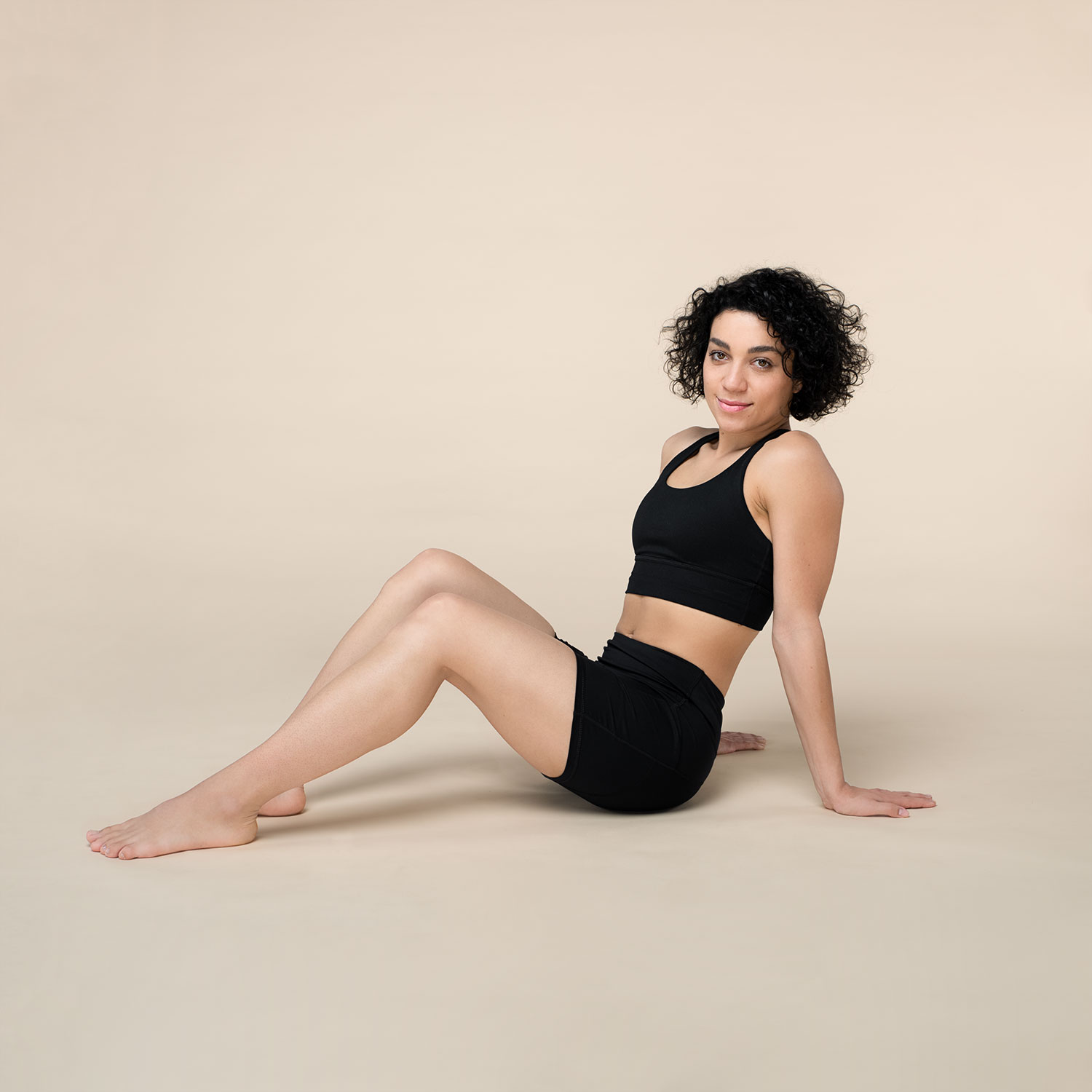 Bodhi Niyama Essentials Női Biker Shortie Leggings rövid biker nadrág jógához és fitneszhez fekete Méret: XS