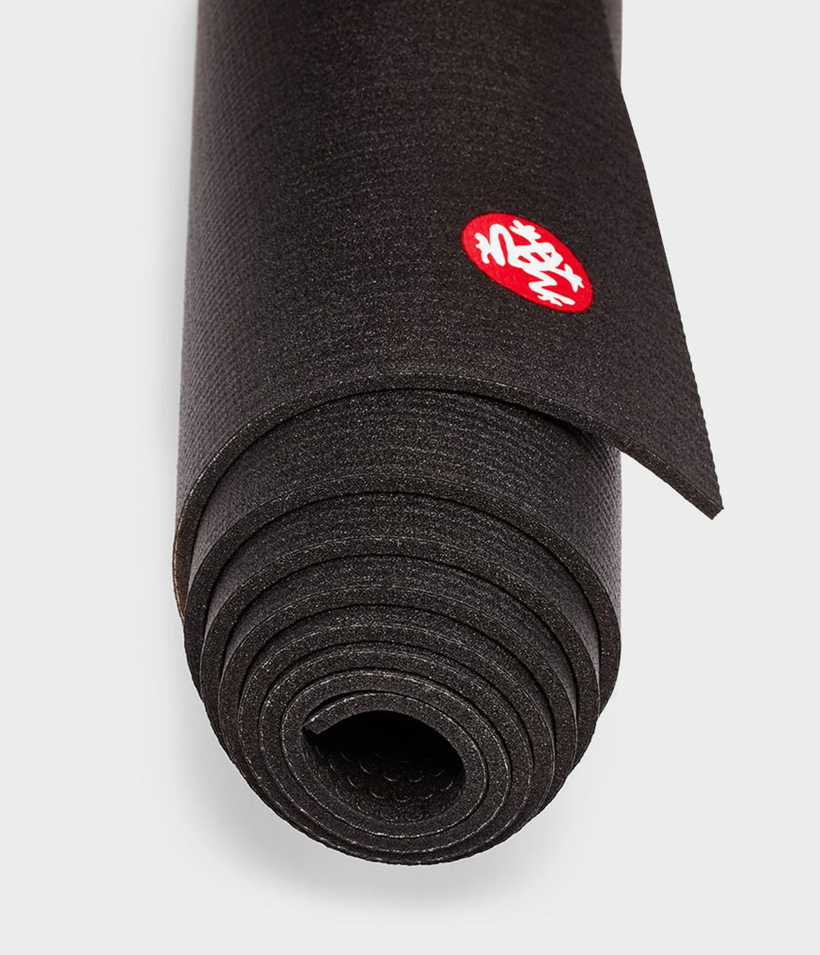 Manduka Prolite® Mat Long & Wide Black fekete jógaszőnyeg 200 x 76 cm x 4,7 mm
