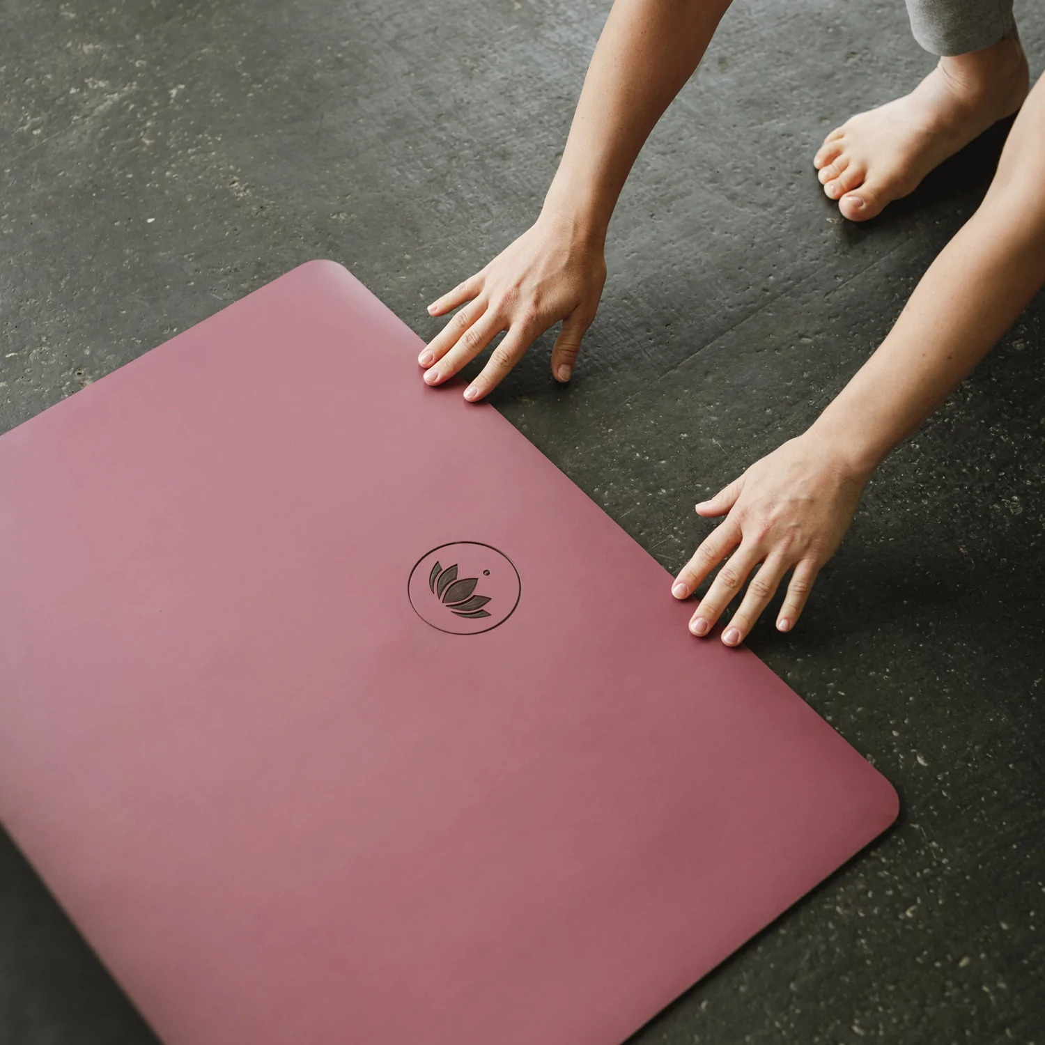 Lotuscrafts Yoga Mat PURE jóga szőnyeg 4mm Szín: Padlizsán