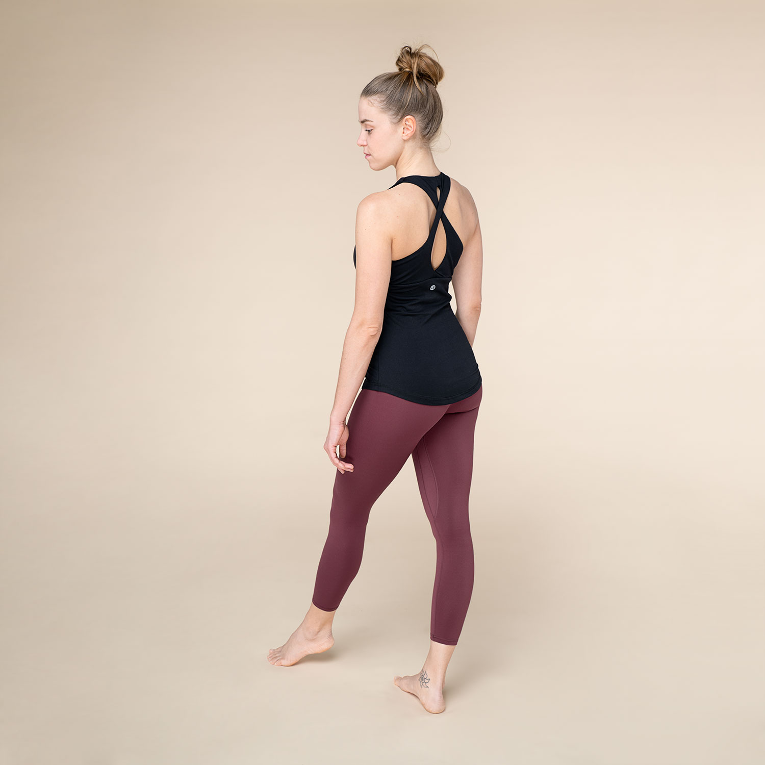 Bodhi Niyama Essentials Crossed Back Tank Top női felső, beépített kosarakkal, fekete Szín: fehér, Méret: XL
