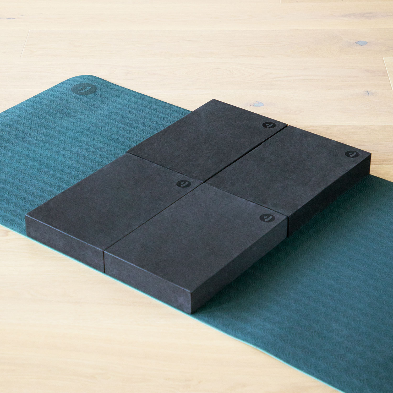Bodhi Yoga Bodhi nagy méretű hab jógablokk vállak alá és üléshez 30,5 x 20,5 x 5 cm Szín: Piros