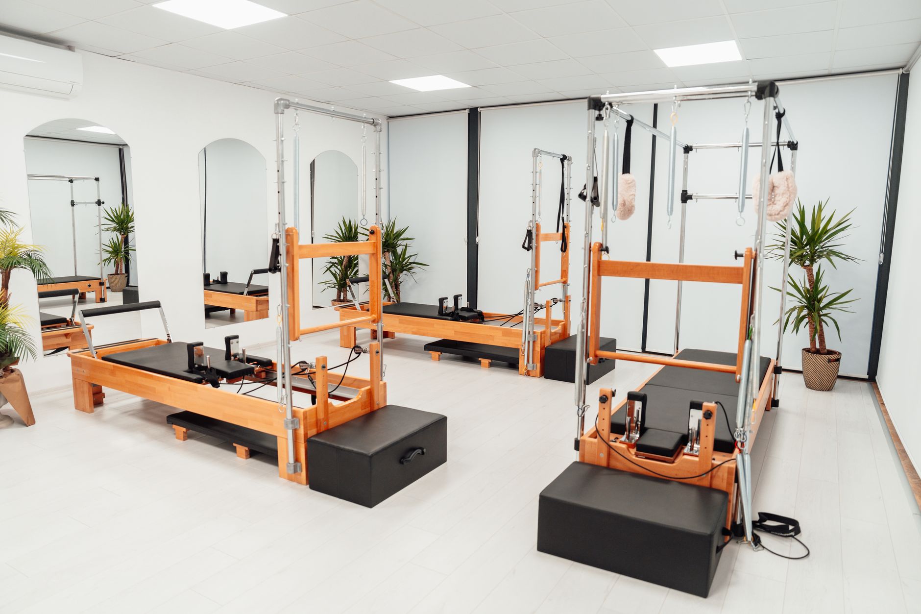 Studio luminos cu aparate Reformer Pilates din lemn