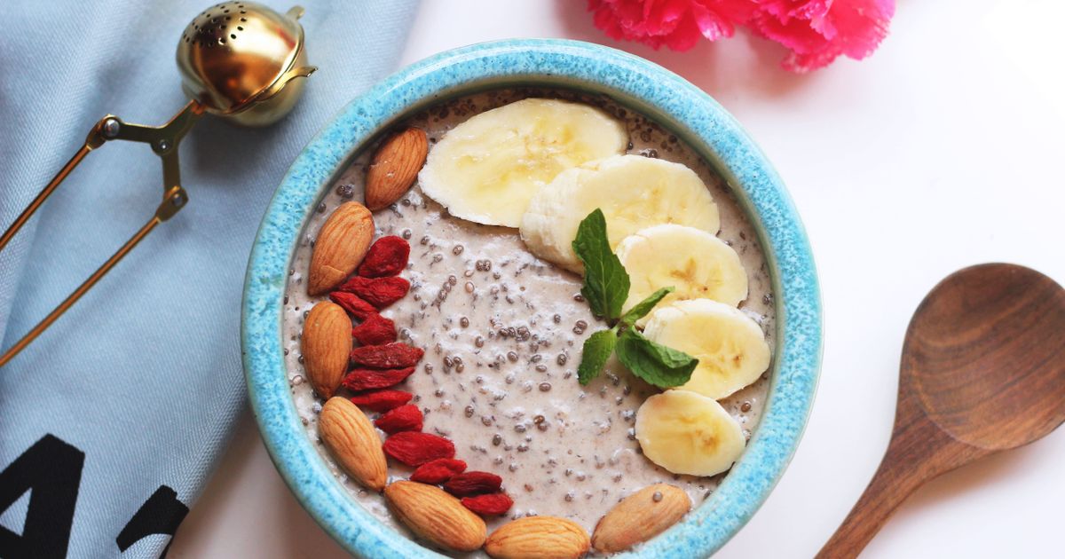 Chia semienka Salvia hispanica – miska so semienkami a chia pudink s ovocím