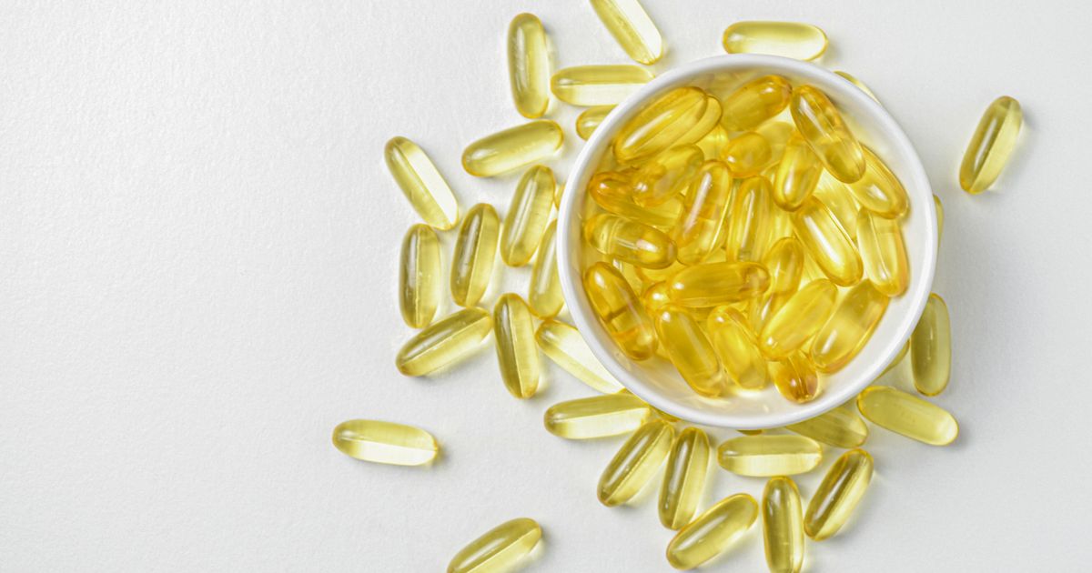 Doplnky výživy pre biohacking: magnézium, omega-3, vitamín D a kreatín na drevenom stole