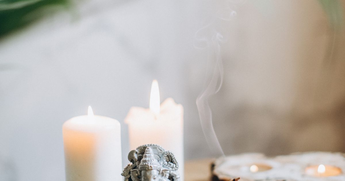 Duchovné a meditačné predmety – socha Budhu, mala koráliky, vydymovacie bylinky a oltár v pokojnom interiéri