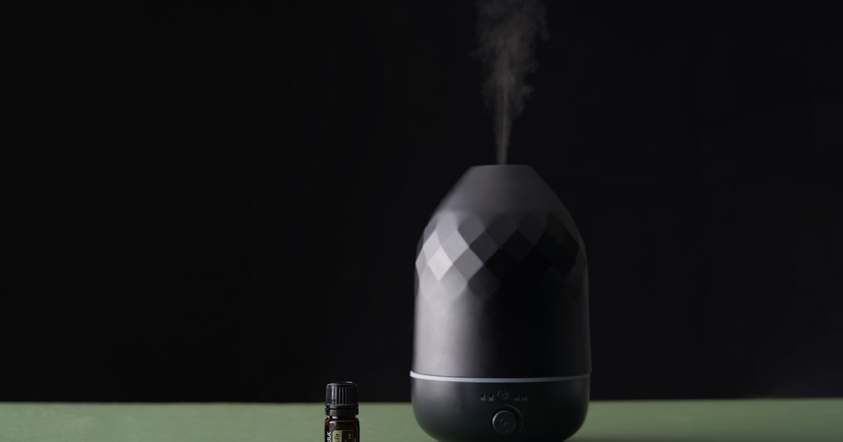 Elektrický aroma difuzér rozptyľujúci jemnú hmlu s esenciálnym olejom v obývačke