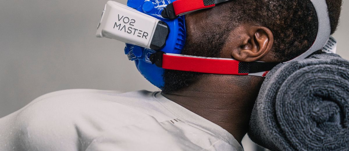 IHHT hypoxický tréning – muž s respiračnou maskou počas oddychu