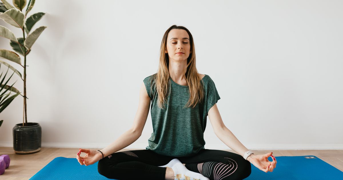 Kortizol a manažment stresu – pokojná žena pri dychovom cvičení a meditácii