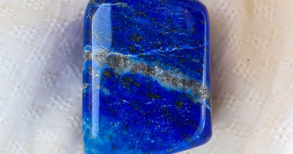 Lapis lazuli – sýto modrá hornina so zlatistými zrnkami pyritu a bielymi kalcitovými žilkami, leštené kamene a surová vzorka