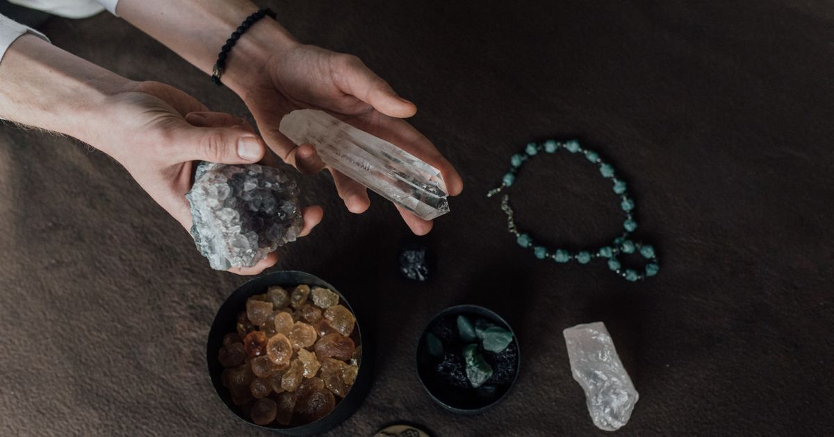 Liečivé kamene, minerály a kryštály – ametyst, ruženín, obsidián a krištáľ na drevenej podložke