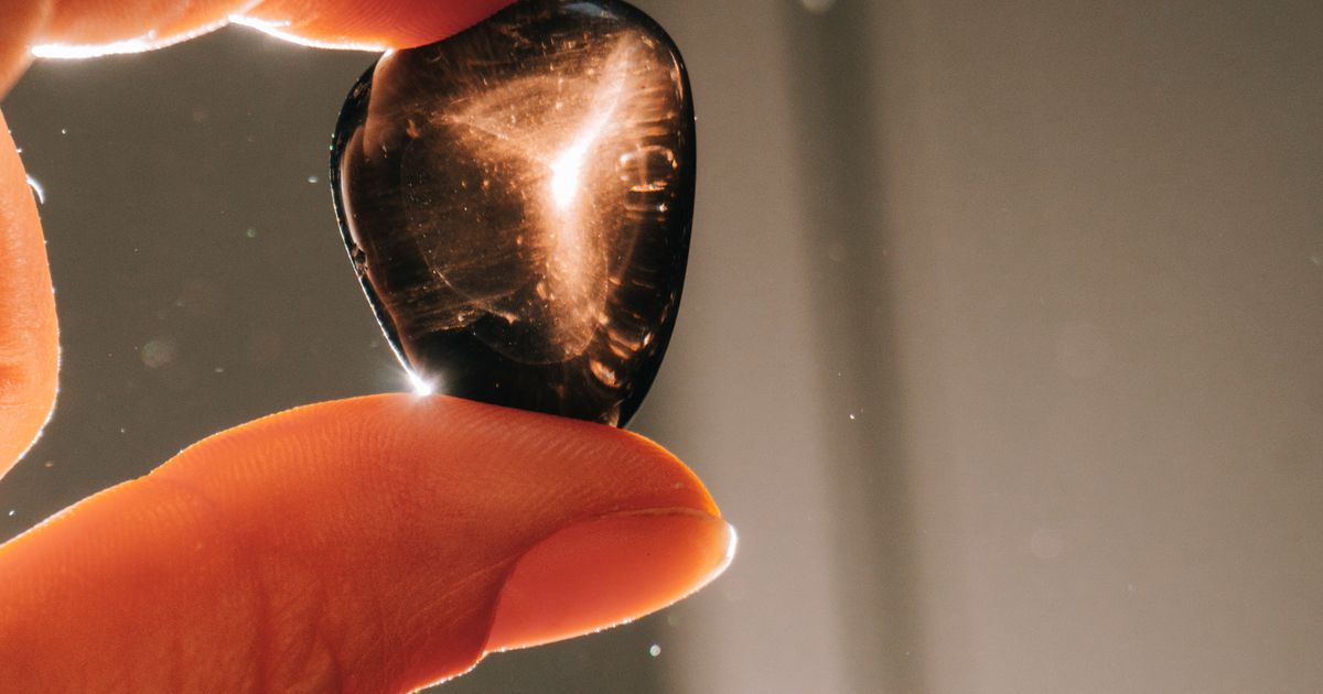 Obsidián – leštené čierne sopečné sklo a jeho odrody: snežný, mahagónový a dúhový obsidián
