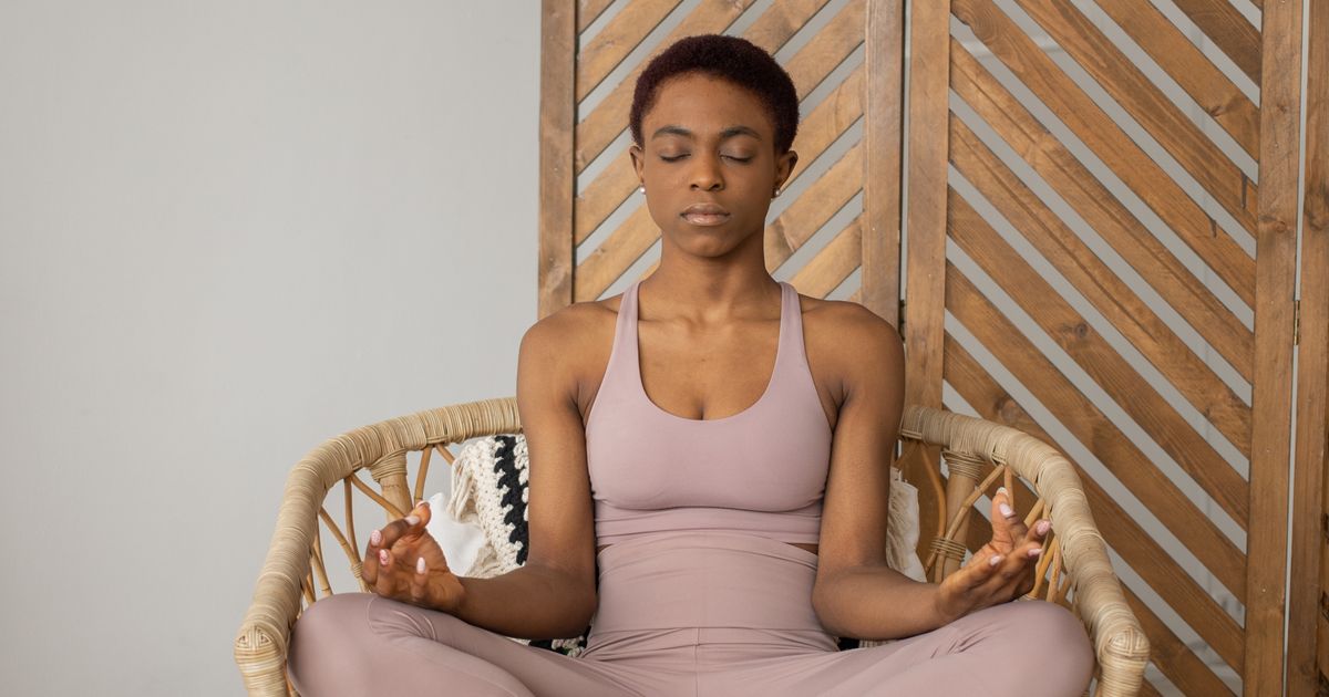 Žena cvičí jogové dýchanie pranájáma v sede pri meditácii