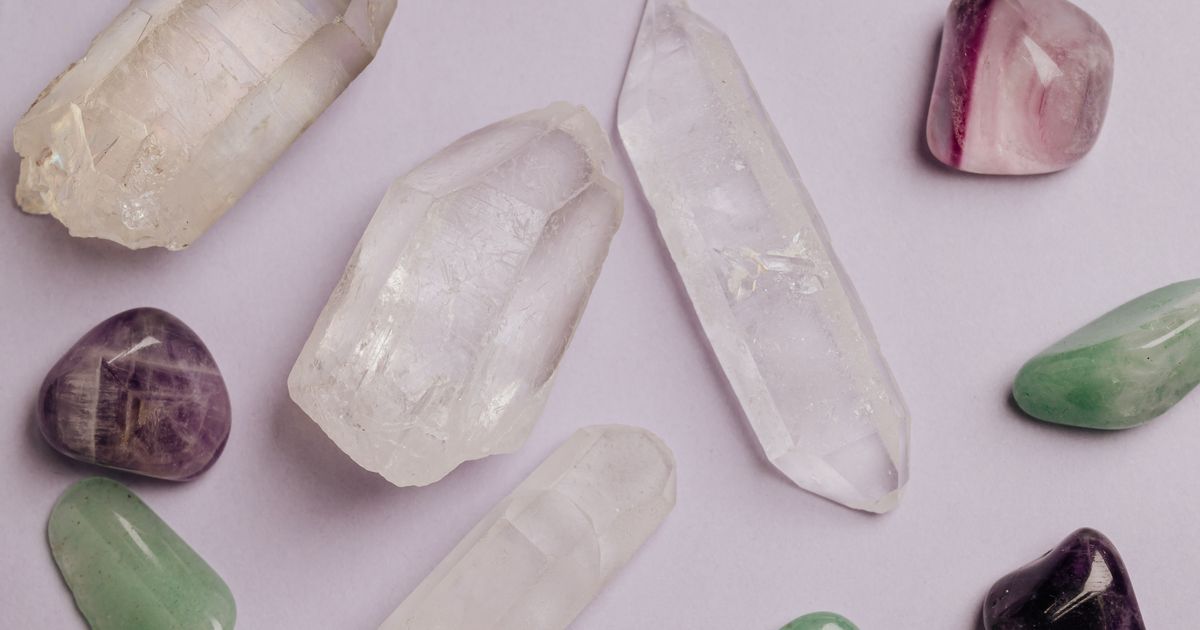 Selenit – biela priesvitná tyčinka a surový kameň z minerálu sadrovec