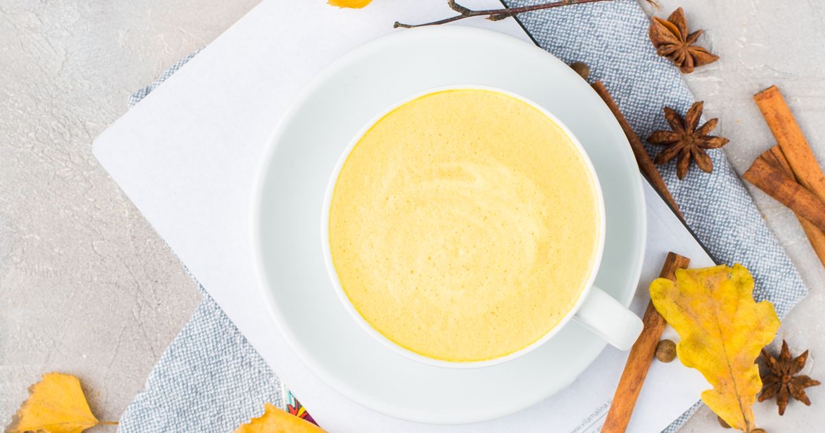 Zlaté mlieko (golden milk) – pohár teplého kurkumového nápoja so škoricou, zázvorom a čiernym korením