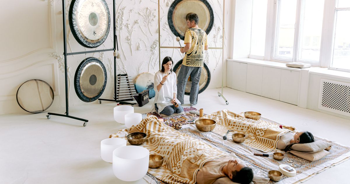 Sound bath, relaxačné sedenie so spievajúcimi misami a gongom, ležiaci účastníci
