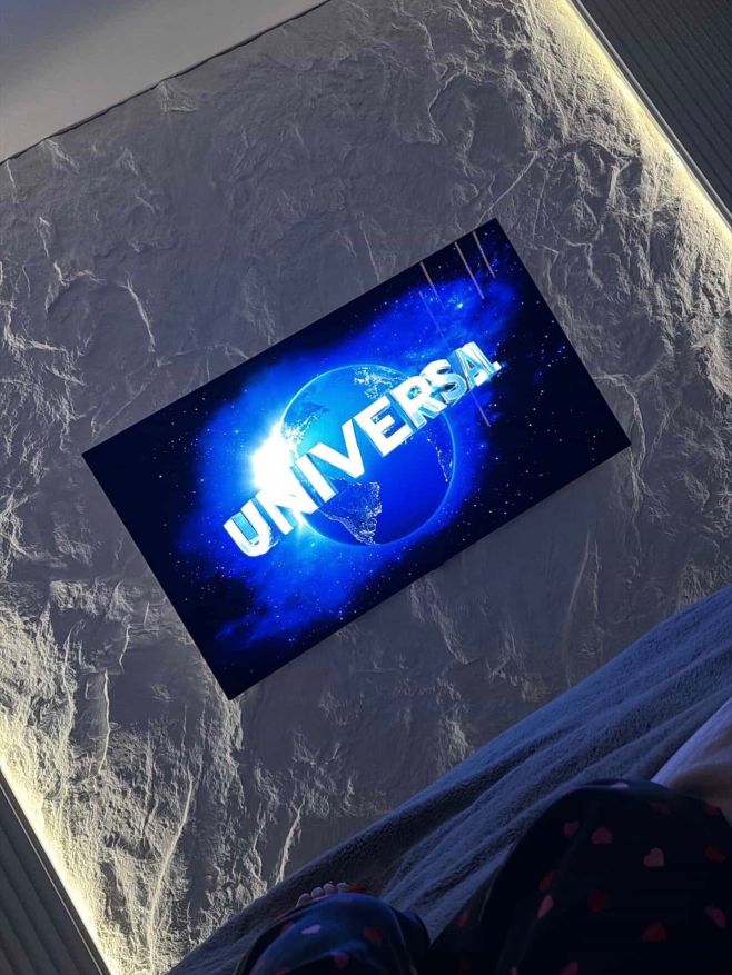 Atmosférický večer pri TV u @queen.plackova Tlmené svetlo, obľúbený program a dizajnová stena zo skalových panelov, ktorá...