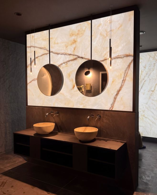 Translucentný panel vynikne aj tam, kde je menej svetla – vytvára jemný kontrast, ktorý priestor rozjasní, no zároveň...