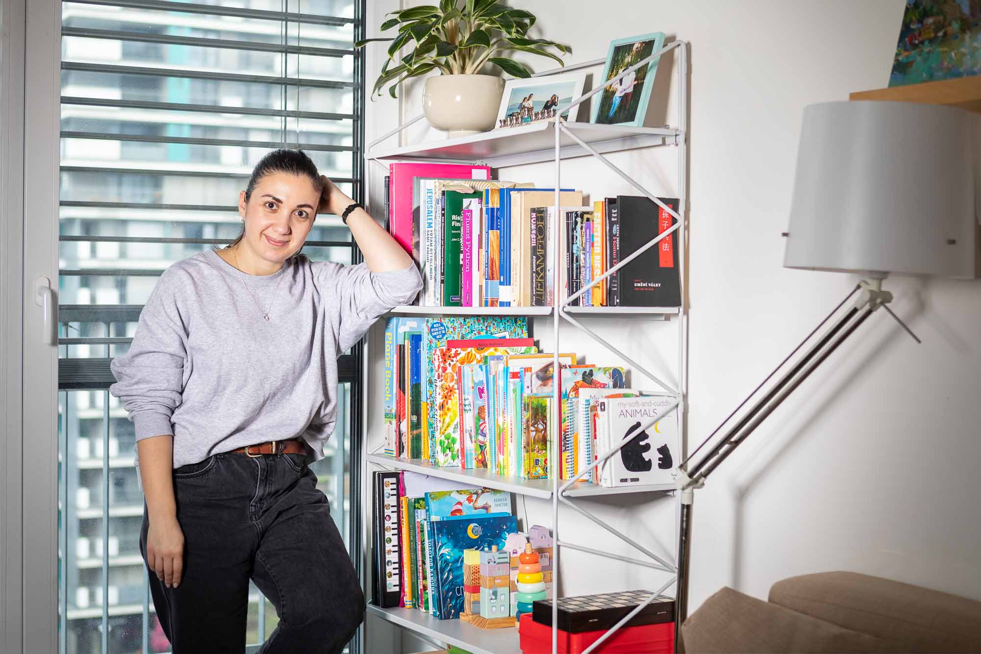 Es ist zuhause! #1 Ein graues Regal hat sein neues Zuhause im Wohnzimmer einer israelischen Designerin gefunden