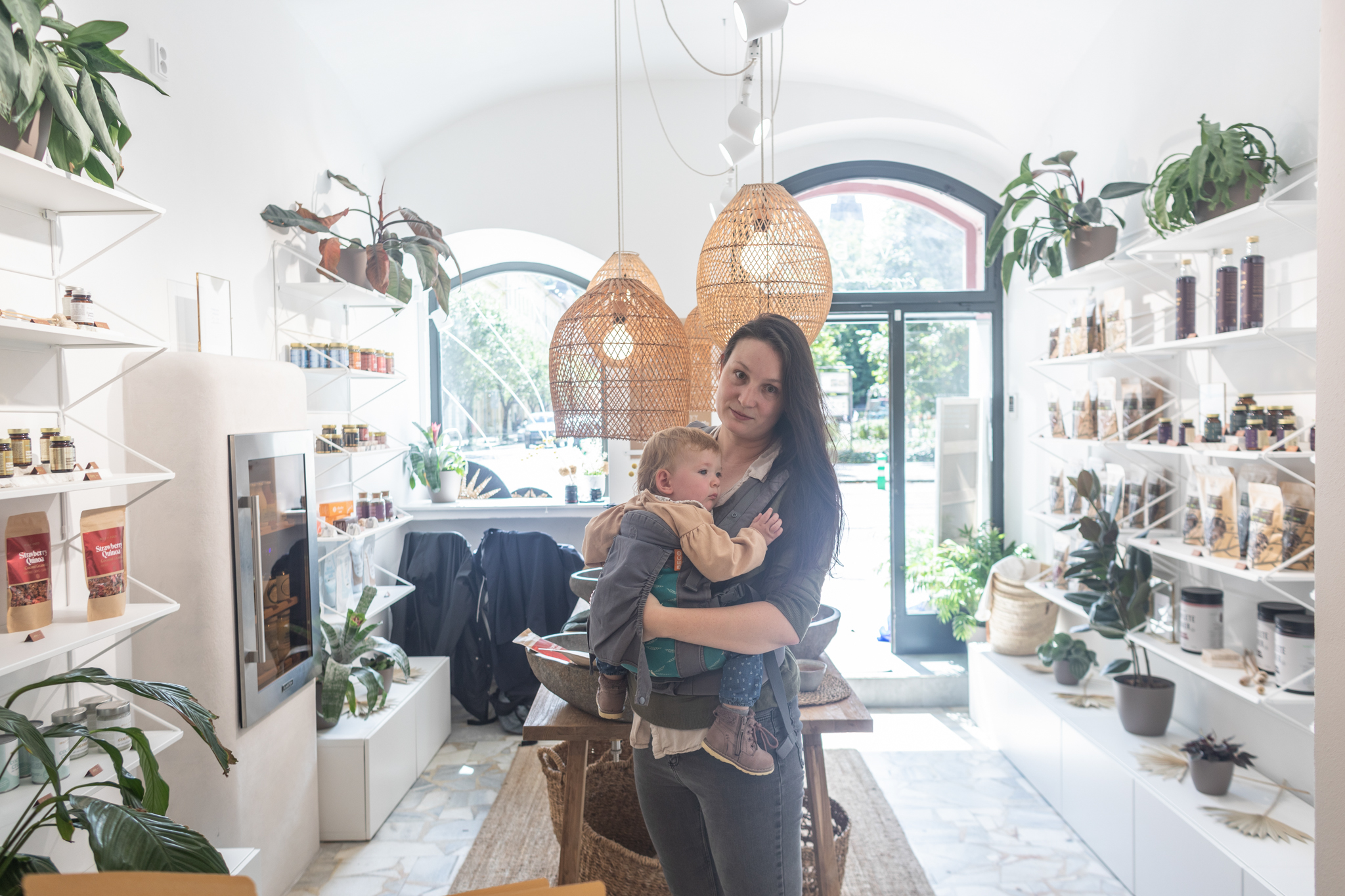 Fleysen custom #1 White shelves in harmony with the natural interior of the new bistro