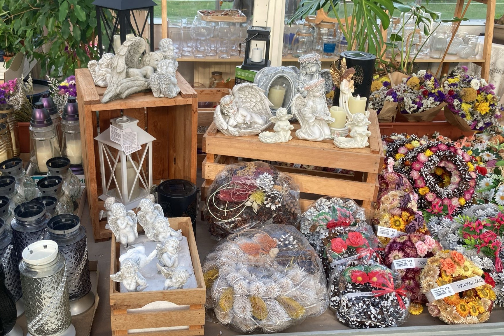 Dušičkový sortiment najdete už nyní na prodejnách