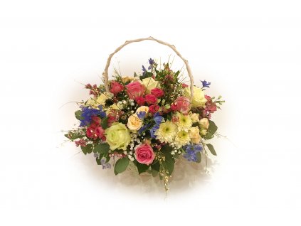 Jarní košík Žofie: růže, chryzantéma, delphinium, alstromerie, ginster