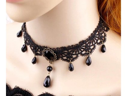 Viktoriánský náhrdelník z černé krajky s drobnými řetízky a působivým přívěskem, délka 31 cm, šířka 5 cm