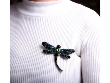 Elegantní Brož Vážka zdobená zirkony a krystaly, stříbrná bižuterní slitina, modrá/černá/safírová/bílá/žlutá