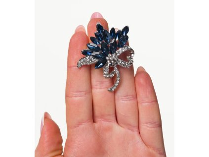 Brož s kubickými zirkony a krystaly v designu stříbrné kytice