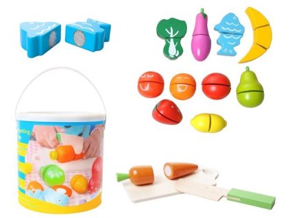 Zelenina na krájení v dřevěném kbelíku