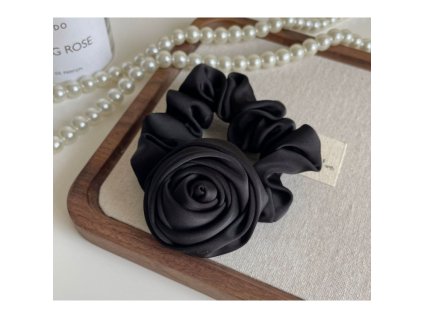 Čelenka s černou růží na odznaku GUM163CZ