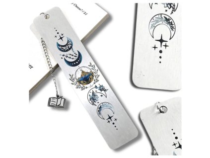 Stříbrná kovová záložka do knihy s motivem Měsíce.