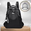 Dámský městský batoh, nepromokavá syntetika, černý, 32x35x13 cm s kroužky na klíče