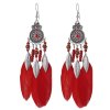 Dlouhé etnické korálkové náušnice boho s visícími červenými peříčky