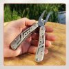 Kompaktní stříbrný multitool 24v1 s 11 bitů, kombinované kleště, nůž. 

**** Kompaktní stříbrný multitool 24v1.