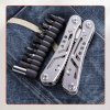 Kompaktní stříbrný multitool 24v1 s 11 bitů, kombinované kleště, nůž. 

**** Kompaktní stříbrný multitool 24v1.