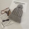 Zimní pletená čepice s bambulí a perlami šedá CZ36WZ2