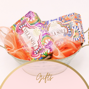 Gift items and sweet treats to accompany flowers - Floristická dílna flower shop