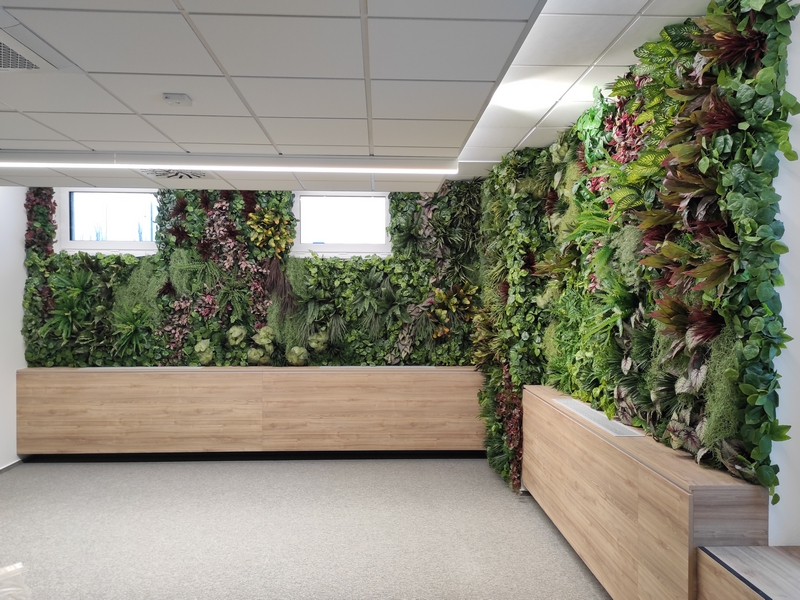 zelené stěny z umělých rostliny