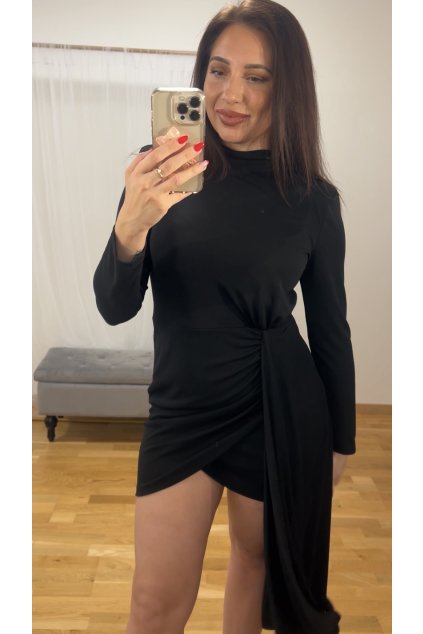 Mini šaty s drapérií a rameními vycpávkami