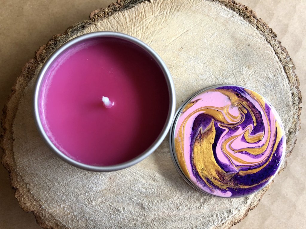 Svíčka v malé plechovce růžovo-zlato-fialová FLOW - FLOWAL