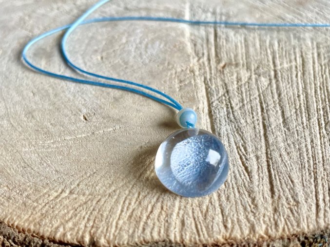 Světle modrý žilkovaný lístek v malé polokuličce 14 mm