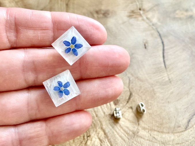Čtvercové náušnice pecky s modrými kvítky Pomněnek a bílým podkladem 13 x 13 mm