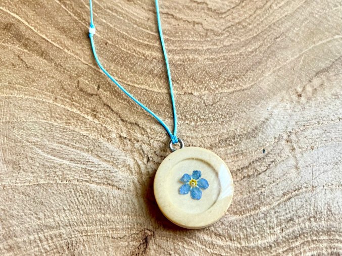 Jemný dřevěný  náhrdelník s květem Pomněnky