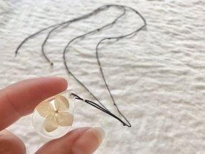 Smetanový čtyřlístek ve tvaru kapky na dlouhé šňůrce s Miyuki korálky