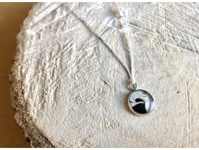 Drobný kulatý náhrdelník 12 mm černo-bílý s korálkem Křišťálu