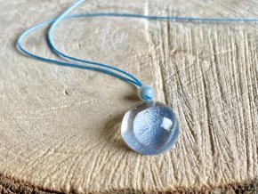 Světle modrý žilkovaný lístek v malé polokuličce 14 mm