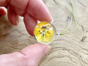 Žlutá Maceška v polokuličce z křišťálové pryskyřice 20 mm